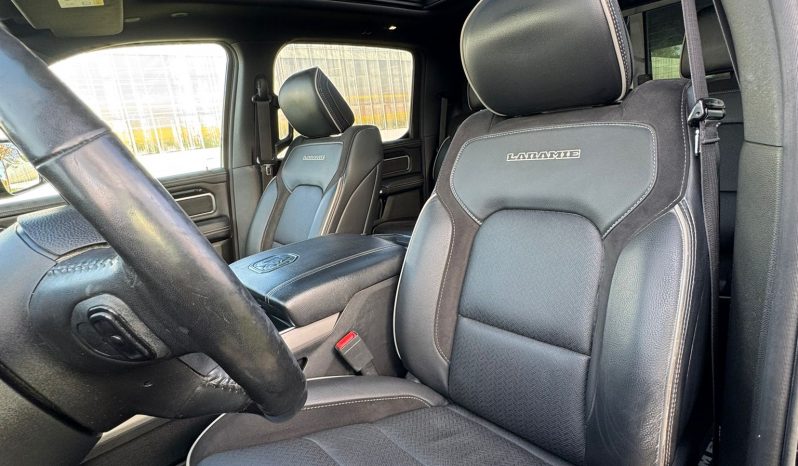 DODGE RAM 1500 5.7L HEMI V8 4X4 401PK * LARAMIE * SPORT * WIDE BODY * INCL GOED GEKEURDE HUIF * PERFORMANCE OPEN UITLAATSYSTEEM MET AFSTANDSBEDIENING * 22 INCH SPORTVELGEN * FULL OPTION * PANORAMADAK * TREKHAAK 3500 KG * vol