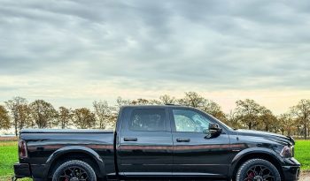 DODGE RAM 1500 5.7L HEMI V8 4X4 401PK * LARAMIE * BLACK-OPPS * BOM VOL * 22 INCH 4- PLAY * BUGSHIELD * 2019 FACELIFT * APPLE CARPLAY * SCHUIFKANTELDAK * PRINS LPG * SMOKE PPF VERLICHTING ROND OM * PRACHTIGE PICK-UP * vol