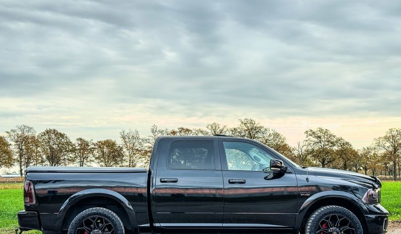 DODGE RAM 1500 5.7L HEMI V8 4X4 401PK * LARAMIE * BLACK-OPPS * BOM VOL * 22 INCH 4- PLAY * BUGSHIELD * 2019 FACELIFT * APPLE CARPLAY * SCHUIFKANTELDAK * PRINS LPG * SMOKE PPF VERLICHTING ROND OM * PRACHTIGE PICK-UP * vol