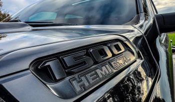 DODGE RAM 1500 5.7L HEMI 4X4 401PK V8 * BIGHORN * WIDE BODY * BLACK-OPPS * BOM VOL * HELEMAAL DIK * 22 INCH 4 – PLAY LICHTMETALEN SPORTVELGEN * PPF SMOKE ROND OM * PERFORMANCE OPEN UITLAATSYSTEEM * CUSTOM SFEER VERLICHTING INTERIEUR * vol
