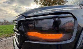 DODGE RAM 1500 5.7L HEMI 4X4 401PK V8 * BIGHORN * WIDE BODY * BLACK-OPPS * BOM VOL * HELEMAAL DIK * 22 INCH 4 – PLAY LICHTMETALEN SPORTVELGEN * PPF SMOKE ROND OM * PERFORMANCE OPEN UITLAATSYSTEEM * CUSTOM SFEER VERLICHTING INTERIEUR * vol