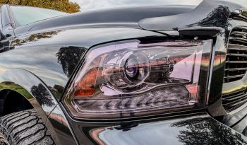 DODGE RAM 1500 5.7L HEMI V8 4X4 401PK * LARAMIE * BLACK-OPPS * BOM VOL * 22 INCH 4- PLAY * BUGSHIELD * 2019 FACELIFT * APPLE CARPLAY * SCHUIFKANTELDAK * PRINS LPG * SMOKE PPF VERLICHTING ROND OM * PRACHTIGE PICK-UP * vol