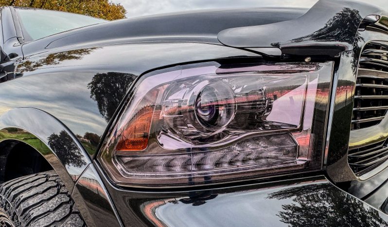 DODGE RAM 1500 5.7L HEMI V8 4X4 401PK * LARAMIE * BLACK-OPPS * BOM VOL * 22 INCH 4- PLAY * BUGSHIELD * 2019 FACELIFT * APPLE CARPLAY * SCHUIFKANTELDAK * PRINS LPG * SMOKE PPF VERLICHTING ROND OM * PRACHTIGE PICK-UP * vol