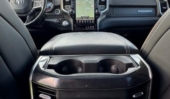 DODGE RAM 1500 5.7L HEMI V8 4X4 401PK * LARAMIE * SPORT * WIDE BODY * INCL GOED GEKEURDE HUIF * PERFORMANCE OPEN UITLAATSYSTEEM MET AFSTANDSBEDIENING * 22 INCH SPORTVELGEN * FULL OPTION * PANORAMADAK * TREKHAAK 3500 KG * vol