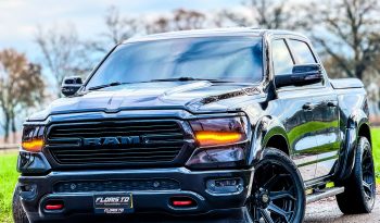 DODGE RAM 1500 5.7L HEMI 4X4 401PK V8 * BIGHORN * WIDE BODY * BLACK-OPPS * BOM VOL * HELEMAAL DIK * 22 INCH 4 – PLAY LICHTMETALEN SPORTVELGEN * PPF SMOKE ROND OM * PERFORMANCE OPEN UITLAATSYSTEEM * CUSTOM SFEER VERLICHTING INTERIEUR * vol