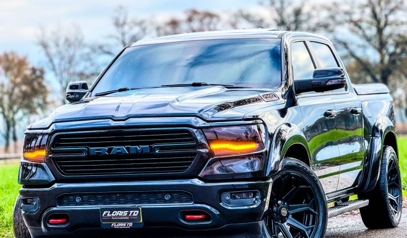 DODGE RAM 1500 5.7L HEMI 4X4 401PK V8 * BIGHORN * WIDE BODY * BLACK-OPPS * BOM VOL * HELEMAAL DIK * 22 INCH 4 – PLAY LICHTMETALEN SPORTVELGEN * PPF SMOKE ROND OM * PERFORMANCE OPEN UITLAATSYSTEEM * CUSTOM SFEER VERLICHTING INTERIEUR * vol