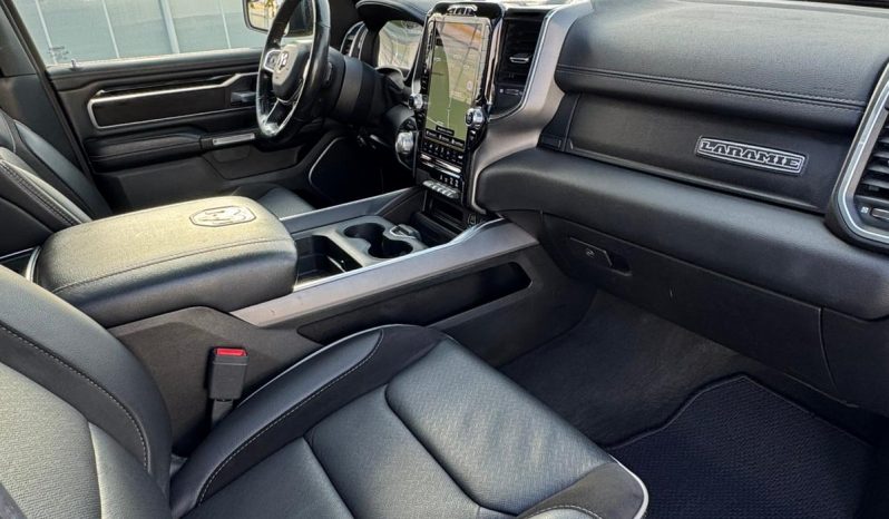 DODGE RAM 1500 5.7L HEMI V8 4X4 401PK * LARAMIE * SPORT * WIDE BODY * INCL GOED GEKEURDE HUIF * PERFORMANCE OPEN UITLAATSYSTEEM MET AFSTANDSBEDIENING * 22 INCH SPORTVELGEN * FULL OPTION * PANORAMADAK * TREKHAAK 3500 KG * vol