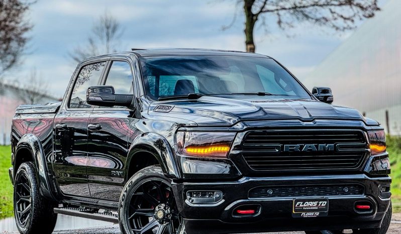 DODGE RAM 1500 5.7L HEMI 4X4 401PK V8 * BIGHORN * WIDE BODY * BLACK-OPPS * BOM VOL * HELEMAAL DIK * 22 INCH 4 – PLAY LICHTMETALEN SPORTVELGEN * PPF SMOKE ROND OM * PERFORMANCE OPEN UITLAATSYSTEEM * CUSTOM SFEER VERLICHTING INTERIEUR * vol