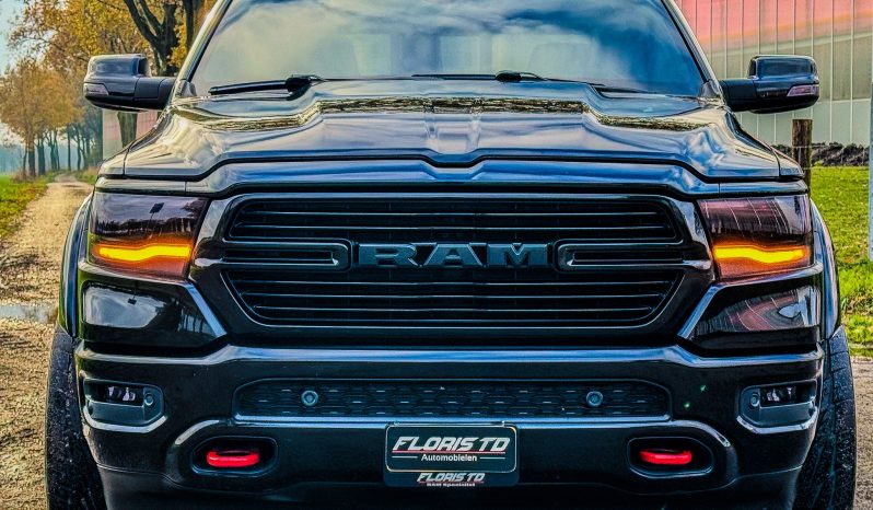 DODGE RAM 1500 5.7L HEMI 4X4 401PK V8 * BIGHORN * WIDE BODY * BLACK-OPPS * BOM VOL * HELEMAAL DIK * 22 INCH 4 – PLAY LICHTMETALEN SPORTVELGEN * PPF SMOKE ROND OM * PERFORMANCE OPEN UITLAATSYSTEEM * CUSTOM SFEER VERLICHTING INTERIEUR * vol