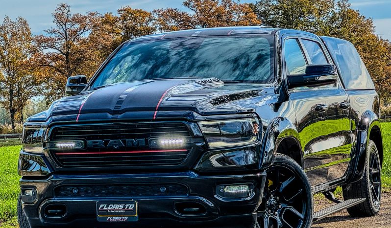 DODGE RAM 1500 5.7L HEMI V8 4X4 401PK * LARAMIE * SPORT * WIDE BODY * INCL GOED GEKEURDE HUIF * PERFORMANCE OPEN UITLAATSYSTEEM MET AFSTANDSBEDIENING * 22 INCH SPORTVELGEN * FULL OPTION * PANORAMADAK * TREKHAAK 3500 KG * vol