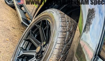 DODGE RAM 1500 5.7L HEMI 4X4 401PK V8 * BIGHORN * WIDE BODY * BLACK-OPPS * BOM VOL * HELEMAAL DIK * 22 INCH 4 – PLAY LICHTMETALEN SPORTVELGEN * PPF SMOKE ROND OM * PERFORMANCE OPEN UITLAATSYSTEEM * CUSTOM SFEER VERLICHTING INTERIEUR * vol