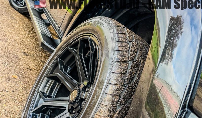 DODGE RAM 1500 5.7L HEMI 4X4 401PK V8 * BIGHORN * WIDE BODY * BLACK-OPPS * BOM VOL * HELEMAAL DIK * 22 INCH 4 – PLAY LICHTMETALEN SPORTVELGEN * PPF SMOKE ROND OM * PERFORMANCE OPEN UITLAATSYSTEEM * CUSTOM SFEER VERLICHTING INTERIEUR * vol