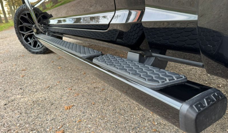 DODGE RAM 1500 5.7L HEMI V8 4X4 401PK * LARAMIE * BLACK-OPPS * BOM VOL * 22 INCH 4- PLAY * BUGSHIELD * 2019 FACELIFT * APPLE CARPLAY * SCHUIFKANTELDAK * PRINS LPG * SMOKE PPF VERLICHTING ROND OM * PRACHTIGE PICK-UP * vol