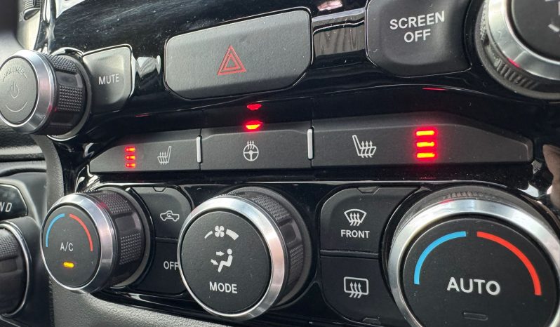 DODGE RAM 1500 5.7L HEMI 4X4 401PK V8 * BIGHORN * WIDE BODY * BLACK-OPPS * BOM VOL * HELEMAAL DIK * 22 INCH 4 – PLAY LICHTMETALEN SPORTVELGEN * PPF SMOKE ROND OM * PERFORMANCE OPEN UITLAATSYSTEEM * CUSTOM SFEER VERLICHTING INTERIEUR * vol