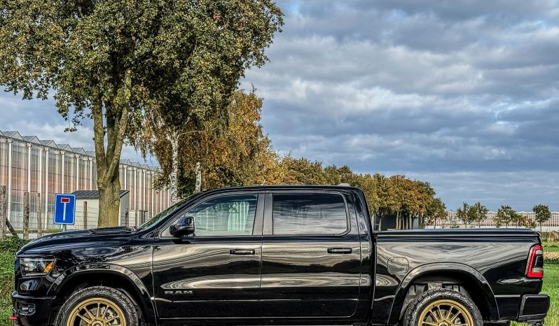 DODGE RAM 1500 5.7L V8 HEMI 4X4 401PK * LARAMIE * SPORT * CUSTOM MOPAR DESIGN * 22 INCH * V-MAX TUNING 440PK * TRX STYLE GRILL * AIRLIFT HD * ELEKTRISCHE SIDEBARS * PERFORMANCE UITLAATSYSTEEM MBRP * BOUWJAAR 2024 * vol