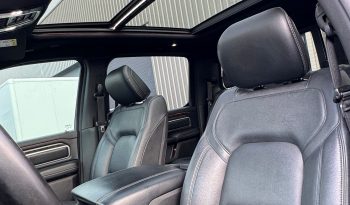DODGE RAM 1500 5.7L HEMI 4X4 401PK V8 * BIGHORN * WIDE BODY * BLACK-OPPS * BOM VOL * HELEMAAL DIK * 22 INCH 4 – PLAY LICHTMETALEN SPORTVELGEN * PPF SMOKE ROND OM * PERFORMANCE OPEN UITLAATSYSTEEM * CUSTOM SFEER VERLICHTING INTERIEUR * vol