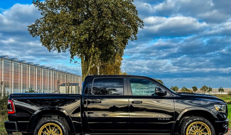 DODGE RAM 1500 5.7L V8 HEMI 4X4 401PK * LARAMIE * SPORT * CUSTOM MOPAR DESIGN * 22 INCH * V-MAX TUNING 440PK * TRX STYLE GRILL * AIRLIFT HD * ELEKTRISCHE SIDEBARS * PERFORMANCE UITLAATSYSTEEM MBRP * BOUWJAAR 2024 * vol