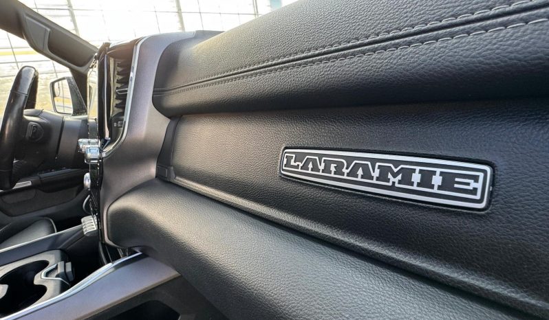 DODGE RAM 1500 5.7L HEMI V8 4X4 401PK * LARAMIE * SPORT * WIDE BODY * INCL GOED GEKEURDE HUIF * PERFORMANCE OPEN UITLAATSYSTEEM MET AFSTANDSBEDIENING * 22 INCH SPORTVELGEN * FULL OPTION * PANORAMADAK * TREKHAAK 3500 KG * vol