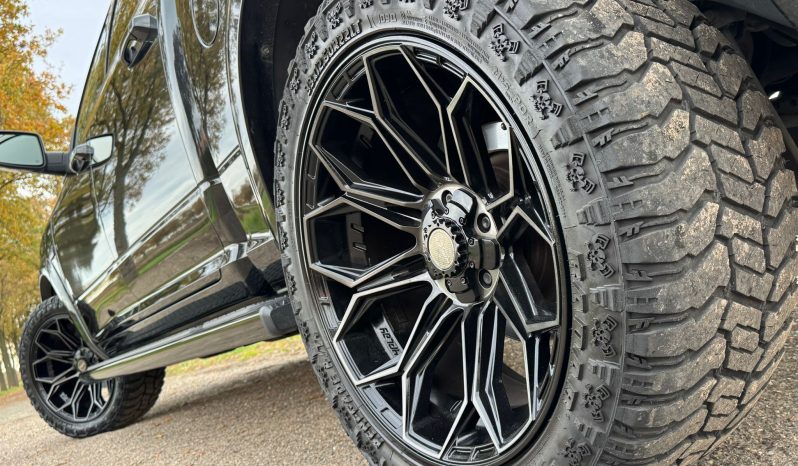 DODGE RAM 1500 5.7L HEMI V8 4X4 401PK * LARAMIE * BLACK-OPPS * BOM VOL * 22 INCH 4- PLAY * BUGSHIELD * 2019 FACELIFT * APPLE CARPLAY * SCHUIFKANTELDAK * PRINS LPG * SMOKE PPF VERLICHTING ROND OM * PRACHTIGE PICK-UP * vol