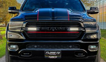 DODGE RAM 1500 5.7L HEMI V8 4X4 401PK * LARAMIE * SPORT * WIDE BODY * INCL GOED GEKEURDE HUIF * PERFORMANCE OPEN UITLAATSYSTEEM MET AFSTANDSBEDIENING * 22 INCH SPORTVELGEN * FULL OPTION * PANORAMADAK * TREKHAAK 3500 KG * vol