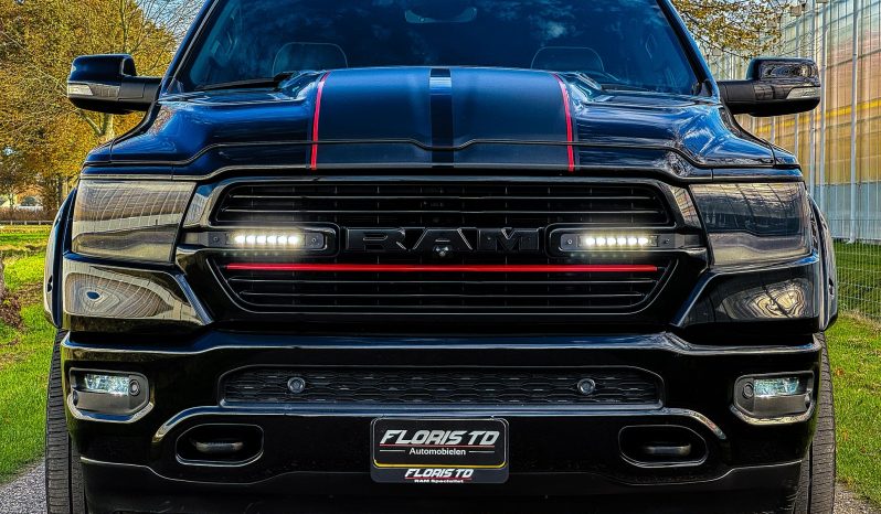 DODGE RAM 1500 5.7L HEMI V8 4X4 401PK * LARAMIE * SPORT * WIDE BODY * INCL GOED GEKEURDE HUIF * PERFORMANCE OPEN UITLAATSYSTEEM MET AFSTANDSBEDIENING * 22 INCH SPORTVELGEN * FULL OPTION * PANORAMADAK * TREKHAAK 3500 KG * vol