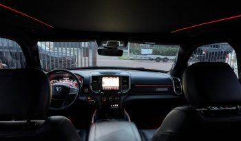 DODGE RAM 1500 5.7L HEMI 4X4 401PK V8 * BIGHORN * WIDE BODY * BLACK-OPPS * BOM VOL * HELEMAAL DIK * 22 INCH 4 – PLAY LICHTMETALEN SPORTVELGEN * PPF SMOKE ROND OM * PERFORMANCE OPEN UITLAATSYSTEEM * CUSTOM SFEER VERLICHTING INTERIEUR * vol