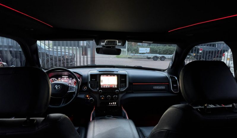 DODGE RAM 1500 5.7L HEMI 4X4 401PK V8 * BIGHORN * WIDE BODY * BLACK-OPPS * BOM VOL * HELEMAAL DIK * 22 INCH 4 – PLAY LICHTMETALEN SPORTVELGEN * PPF SMOKE ROND OM * PERFORMANCE OPEN UITLAATSYSTEEM * CUSTOM SFEER VERLICHTING INTERIEUR * vol