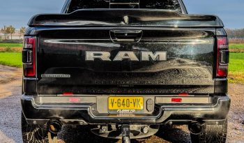 DODGE RAM 1500 5.7L HEMI 4X4 401PK V8 * BIGHORN * WIDE BODY * BLACK-OPPS * BOM VOL * HELEMAAL DIK * 22 INCH 4 – PLAY LICHTMETALEN SPORTVELGEN * PPF SMOKE ROND OM * PERFORMANCE OPEN UITLAATSYSTEEM * CUSTOM SFEER VERLICHTING INTERIEUR * vol