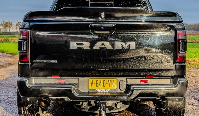 DODGE RAM 1500 5.7L HEMI 4X4 401PK V8 * BIGHORN * WIDE BODY * BLACK-OPPS * BOM VOL * HELEMAAL DIK * 22 INCH 4 – PLAY LICHTMETALEN SPORTVELGEN * PPF SMOKE ROND OM * PERFORMANCE OPEN UITLAATSYSTEEM * CUSTOM SFEER VERLICHTING INTERIEUR * vol
