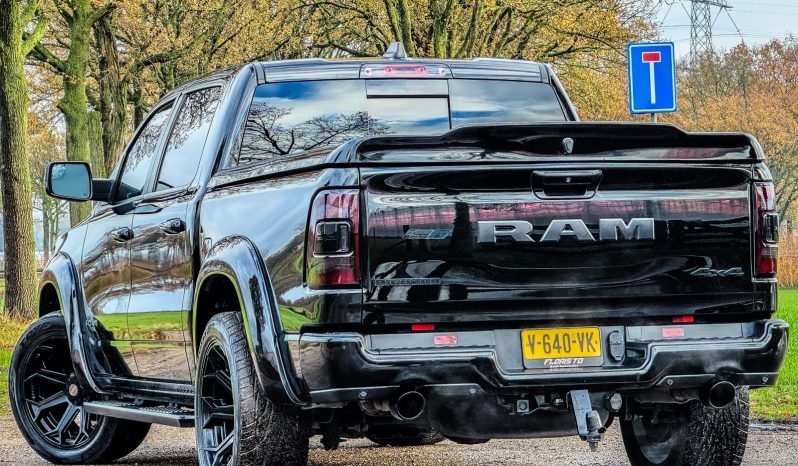 DODGE RAM 1500 5.7L HEMI 4X4 401PK V8 * BIGHORN * WIDE BODY * BLACK-OPPS * BOM VOL * HELEMAAL DIK * 22 INCH 4 – PLAY LICHTMETALEN SPORTVELGEN * PPF SMOKE ROND OM * PERFORMANCE OPEN UITLAATSYSTEEM * CUSTOM SFEER VERLICHTING INTERIEUR * vol