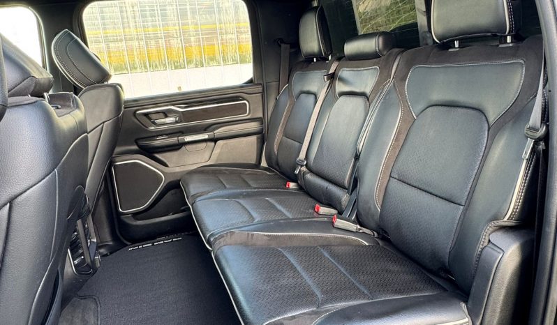 DODGE RAM 1500 5.7L HEMI V8 4X4 401PK * LARAMIE * SPORT * WIDE BODY * INCL GOED GEKEURDE HUIF * PERFORMANCE OPEN UITLAATSYSTEEM MET AFSTANDSBEDIENING * 22 INCH SPORTVELGEN * FULL OPTION * PANORAMADAK * TREKHAAK 3500 KG * vol