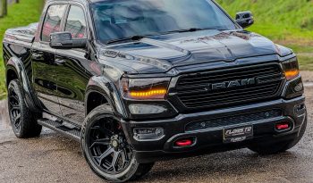 DODGE RAM 1500 5.7L HEMI 4X4 401PK V8 * BIGHORN * WIDE BODY * BLACK-OPPS * BOM VOL * HELEMAAL DIK * 22 INCH 4 – PLAY LICHTMETALEN SPORTVELGEN * PPF SMOKE ROND OM * PERFORMANCE OPEN UITLAATSYSTEEM * CUSTOM SFEER VERLICHTING INTERIEUR * vol