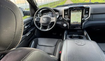 DODGE RAM 1500 5.7L HEMI V8 4X4 401PK * LARAMIE * SPORT * WIDE BODY * INCL GOED GEKEURDE HUIF * PERFORMANCE OPEN UITLAATSYSTEEM MET AFSTANDSBEDIENING * 22 INCH SPORTVELGEN * FULL OPTION * PANORAMADAK * TREKHAAK 3500 KG * vol