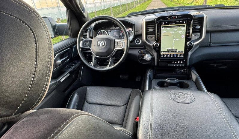 DODGE RAM 1500 5.7L HEMI V8 4X4 401PK * LARAMIE * SPORT * WIDE BODY * INCL GOED GEKEURDE HUIF * PERFORMANCE OPEN UITLAATSYSTEEM MET AFSTANDSBEDIENING * 22 INCH SPORTVELGEN * FULL OPTION * PANORAMADAK * TREKHAAK 3500 KG * vol