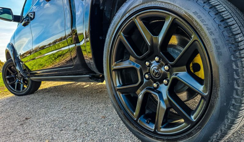 DODGE RAM 1500 5.7L HEMI V8 4X4 401PK * LARAMIE * SPORT * WIDE BODY * INCL GOED GEKEURDE HUIF * PERFORMANCE OPEN UITLAATSYSTEEM MET AFSTANDSBEDIENING * 22 INCH SPORTVELGEN * FULL OPTION * PANORAMADAK * TREKHAAK 3500 KG * vol