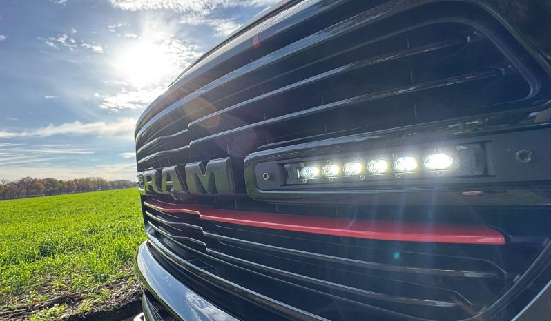 DODGE RAM 1500 5.7L HEMI V8 4X4 401PK * LARAMIE * SPORT * WIDE BODY * INCL GOED GEKEURDE HUIF * PERFORMANCE OPEN UITLAATSYSTEEM MET AFSTANDSBEDIENING * 22 INCH SPORTVELGEN * FULL OPTION * PANORAMADAK * TREKHAAK 3500 KG * vol