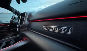 DODGE RAM 1500 5.7L HEMI 4X4 401PK V8 * BIGHORN * WIDE BODY * BLACK-OPPS * BOM VOL * HELEMAAL DIK * 22 INCH 4 – PLAY LICHTMETALEN SPORTVELGEN * PPF SMOKE ROND OM * PERFORMANCE OPEN UITLAATSYSTEEM * CUSTOM SFEER VERLICHTING INTERIEUR * vol