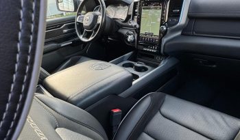 DODGE RAM 1500 5.7L HEMI V8 4X4 401PK * LARAMIE * SPORT * WIDE BODY * INCL GOED GEKEURDE HUIF * PERFORMANCE OPEN UITLAATSYSTEEM MET AFSTANDSBEDIENING * 22 INCH SPORTVELGEN * FULL OPTION * PANORAMADAK * TREKHAAK 3500 KG * vol