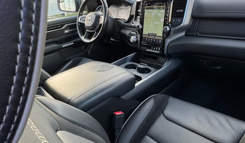 DODGE RAM 1500 5.7L HEMI V8 4X4 401PK * LARAMIE * SPORT * WIDE BODY * INCL GOED GEKEURDE HUIF * PERFORMANCE OPEN UITLAATSYSTEEM MET AFSTANDSBEDIENING * 22 INCH SPORTVELGEN * FULL OPTION * PANORAMADAK * TREKHAAK 3500 KG * vol