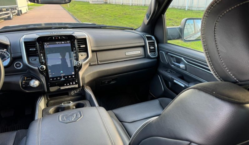 DODGE RAM 1500 5.7L V8 HEMI 4X4 401PK * LARAMIE * SPORT * CUSTOM MOPAR DESIGN * 22 INCH * V-MAX TUNING 440PK * TRX STYLE GRILL * AIRLIFT HD * ELEKTRISCHE SIDEBARS * PERFORMANCE UITLAATSYSTEEM MBRP * BOUWJAAR 2024 * vol