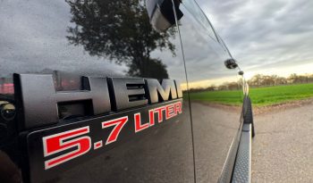 DODGE RAM 1500 5.7L HEMI V8 4X4 401PK * LARAMIE * BLACK-OPPS * BOM VOL * 22 INCH 4- PLAY * BUGSHIELD * 2019 FACELIFT * APPLE CARPLAY * SCHUIFKANTELDAK * PRINS LPG * SMOKE PPF VERLICHTING ROND OM * PRACHTIGE PICK-UP * vol