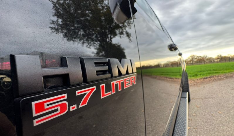DODGE RAM 1500 5.7L HEMI V8 4X4 401PK * LARAMIE * BLACK-OPPS * BOM VOL * 22 INCH 4- PLAY * BUGSHIELD * 2019 FACELIFT * APPLE CARPLAY * SCHUIFKANTELDAK * PRINS LPG * SMOKE PPF VERLICHTING ROND OM * PRACHTIGE PICK-UP * vol