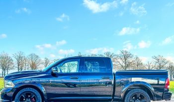 DODGE RAM 1500 5.7L HEMI V8 4X4 * SPORT * WIDE BODY * BLACK-OPPS * BOM VOL * 20 INCH LICHTMETALEN SPORTVELGEN * OFF ROAD BANDEN * CUSTOM CARBON F1 PERFORMANCE STUUR * CARVEN UITLAATSYSTEEM * SUPER DIK GELUID * PERFORMANCE REMMEN * vol