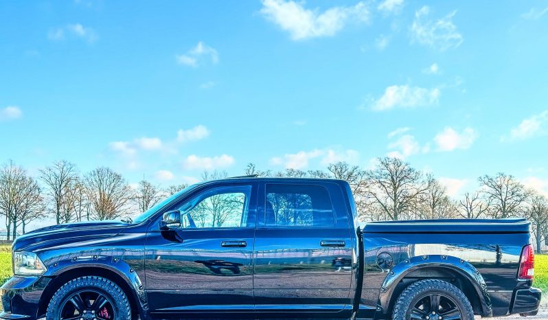 DODGE RAM 1500 5.7L HEMI V8 4X4 * SPORT * WIDE BODY * BLACK-OPPS * BOM VOL * 20 INCH LICHTMETALEN SPORTVELGEN * OFF ROAD BANDEN * CUSTOM CARBON F1 PERFORMANCE STUUR * CARVEN UITLAATSYSTEEM * SUPER DIK GELUID * PERFORMANCE REMMEN * vol