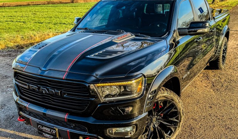 DODGE RAM 1500 5.7L HEMI 4X4 401PK V8 * SPORT * WIDE BODY * 22 INCH FUEL * MICKEY THOMPSON * TREINHOORN * ELEKTRISCHE TREEPLANKEN * CUSTOM CARBON STRIPING * MORIMOTO KOPLAMPEN *  B – E COMBINATIE * FIFTH WHEEL * GROOT SCHERM * KLEPPENDEMPER MET AFSTANDSBEDIENING * BOM VOL * vol