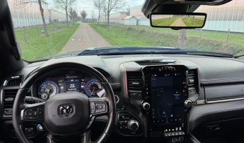 DODGE RAM 1500 5.7L HEMI 4X4 401PK V8 * LIMITED EDITION * PRACHTIGE KLEUR COMBINATIE * FULL OPTION * SPLIT TAILGATE * 122 LITER PRINS LPG * 22 INCH 4 – PLAY * BLACK-OPPS UITVOERING * DIGITALE CAMERA SPIEGEL * HEAD – UP DISPLAY * SUPER DIKKE PICK-UP * vol
