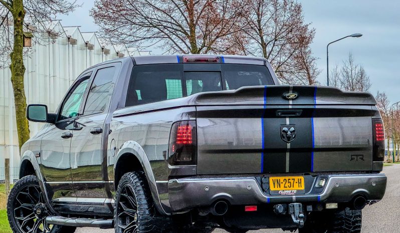 DODGE RAM 1500 5.7L HEMI 4X4 401PK V8 SPORT * FULL OPTION * PERFORMANCE HOOD * CUSTOM STRIPING * OPEN UITLAATSYSTEEM MET AFSTANDSB * AFSTAND START * 122 LITER LPG * CAMELEON VOORRAAM * TREKHAAK 3500 KG * LAGE BIJTELLING * vol