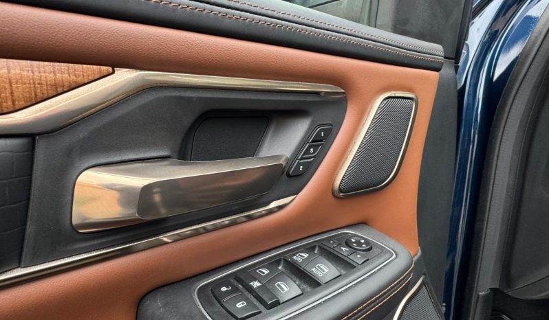 DODGE RAM 1500 5.7L HEMI V8 4X4 * LONGHORN EDITION * BOM VOL * UNIEK * PRACHTIGE CONDITIE * PATRIOT BLUE METALLIC * NIEUWSTAAT * 22 INCH 4-PLAY BREEDSET * SPLIT TAILGATE * ELEKTRISCHE TREEPLANKEN * AFSTAND START * LUCHTVERING * GROOT SCHERM * 360 CAMERA * vol