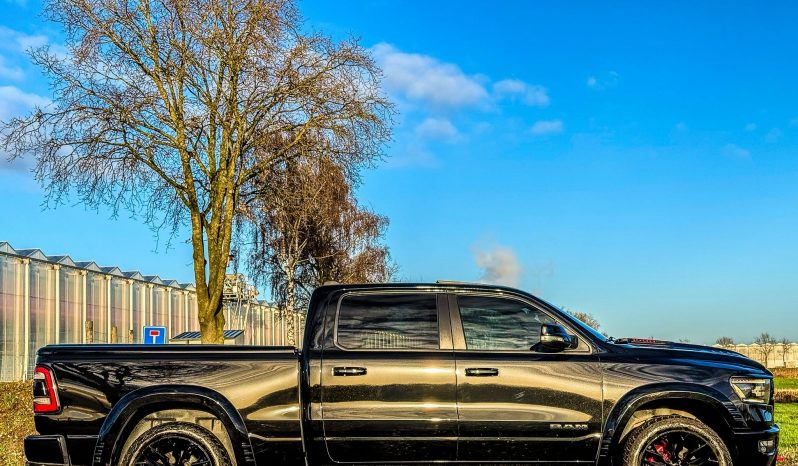 DODGE RAM 1500 5.7L HEMI 4X4 401PK V8 * SPORT * WIDE BODY * 22 INCH FUEL * MICKEY THOMPSON * TREINHOORN * ELEKTRISCHE TREEPLANKEN * CUSTOM CARBON STRIPING * MORIMOTO KOPLAMPEN *  B – E COMBINATIE * FIFTH WHEEL * GROOT SCHERM * KLEPPENDEMPER MET AFSTANDSBEDIENING * BOM VOL * vol