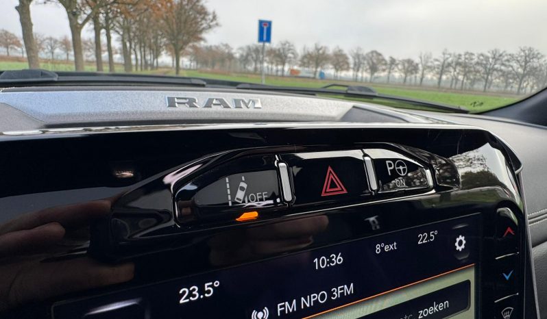 DODGE RAM 1500 5.7L HEMI V8 4X4 401PK * LARAMIE * SPORT * BLACK-OPPS * CRANITE CRYSTAL METALLIC * BOM VOL OPTIES * 22 INCH FUEL * 200 LITER LPG PRINS * PPF SMOKE VERLICHTING * 3500 KG TREKGEWICHT TREKHAAK * vol